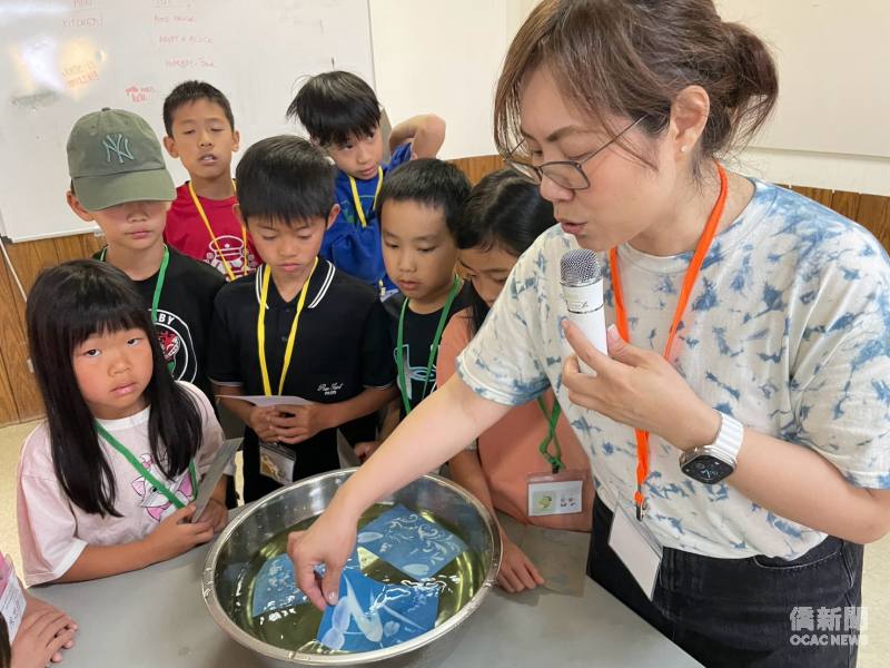 教師指導學生沖洗藍晒