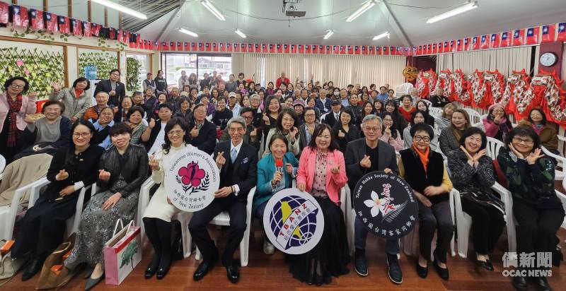 十大僑社共同參與全體合影提前歡慶中秋