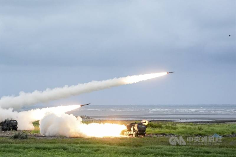 陸軍海馬士多管火箭系統發射M28縮距彈。