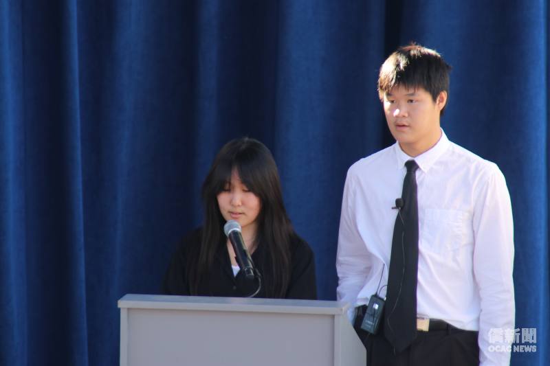 擔任雙十國慶升旗典禮主持人Katharine(左)、Calvin(右)。