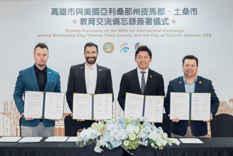 高雄市教育局與美國南亞利桑那科學與工程基金會（SARSEF）、皮馬郡及土桑市簽署教育交流備忘錄，將台美教育合作拓展至科學與科技領域。（高雄市行政暨國際處提供）