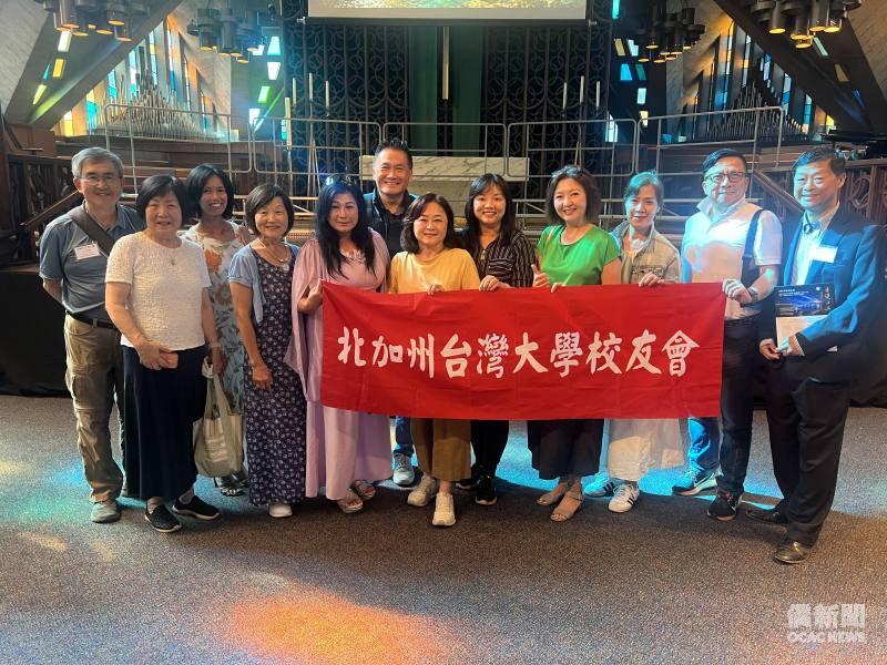 北加州台大校友會會長何秀婷(右五)及理事幹部。