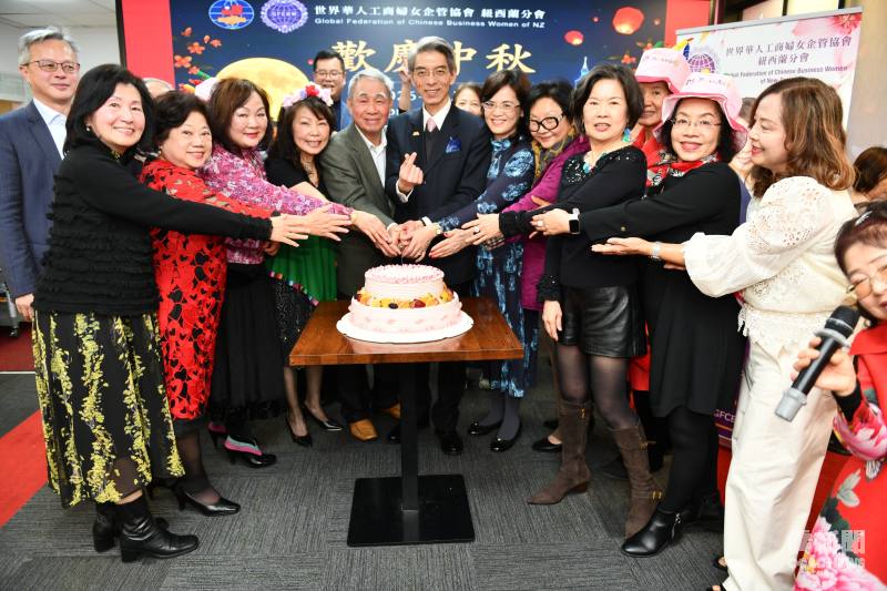世華紐西蘭分會中秋聯誼，為壽星準備生日蛋糕慶生同樂