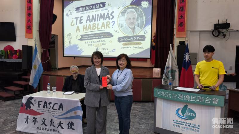 謝妙宏（右）贊助經費支持 FASCA 布宜諾斯艾利斯分會推動青年活動，由 FASCA 布宜諾斯艾利斯分會主任委員葛道爭（左）代表接受