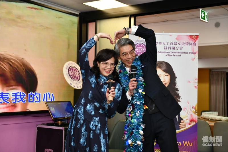林晨富伉儷高歌一曲，成功募得善款，用於捐贈救護車