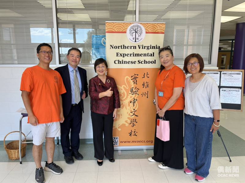 徐佳青在北維州實驗中文學校校長周菊君(右2)、副校長王希芝(右1)及扯鈴指導教練吳浚詮(左1)的陪同下訪視該校上課情形。