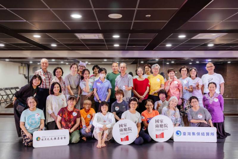 國家兩廳院長期深耕的樂齡計畫，29日完成為期4週的「Ending Note的暖身練習」工作坊，25名55歲以上的熟齡學員透過書寫、遊戲、藝術創作及肢體活動，展開一段深刻生命整理旅程。（兩廳院提供，攝影周嘉慧）