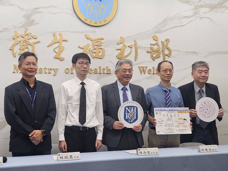 國家衛生研究院副院長陳為堅（左3）31日出席記者會表示，動物實驗國際共識是盡量減少、取代，國衛院打造AI電眼24小時紀錄實驗動物行為，助攻醫藥研發更人道。