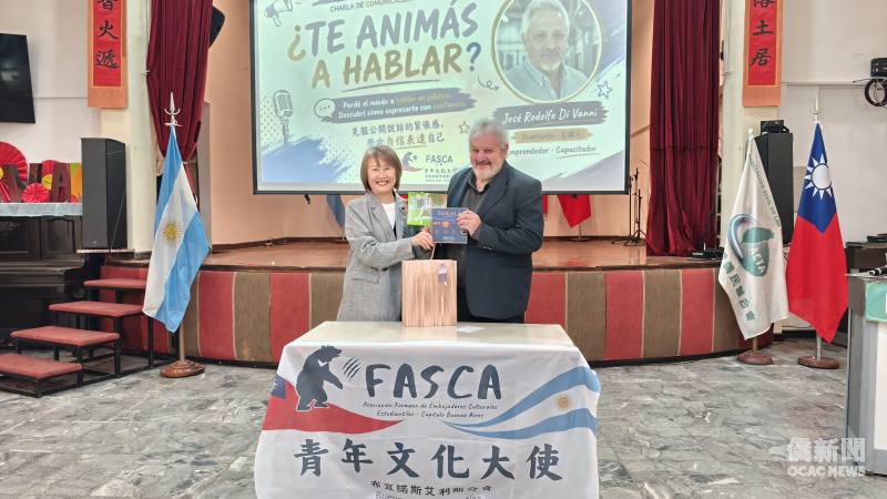 葛道爭（左）致贈禮物予講師 José Rodolfo Di Vanni （右），感謝他分享跨文化溝通與公開表達的實用經驗