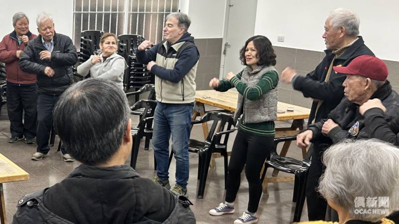 精神科醫師林尚恩（左5）與先生Gerardo（左4）共同帶領「娛樂與認知刺激工作坊」，引導僑界長者進行認知刺激活動
