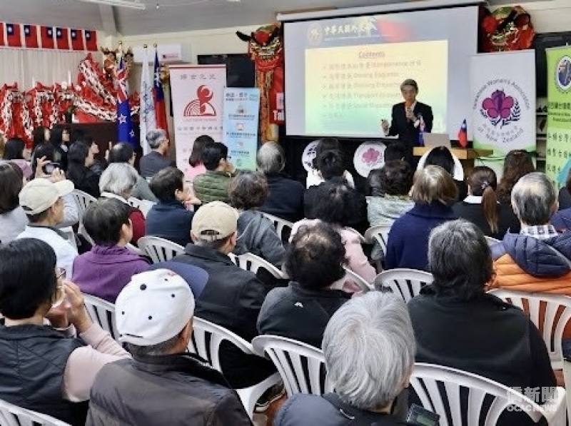 講座內容實用且豐富與會僑胞仔細聆聽勤做筆記