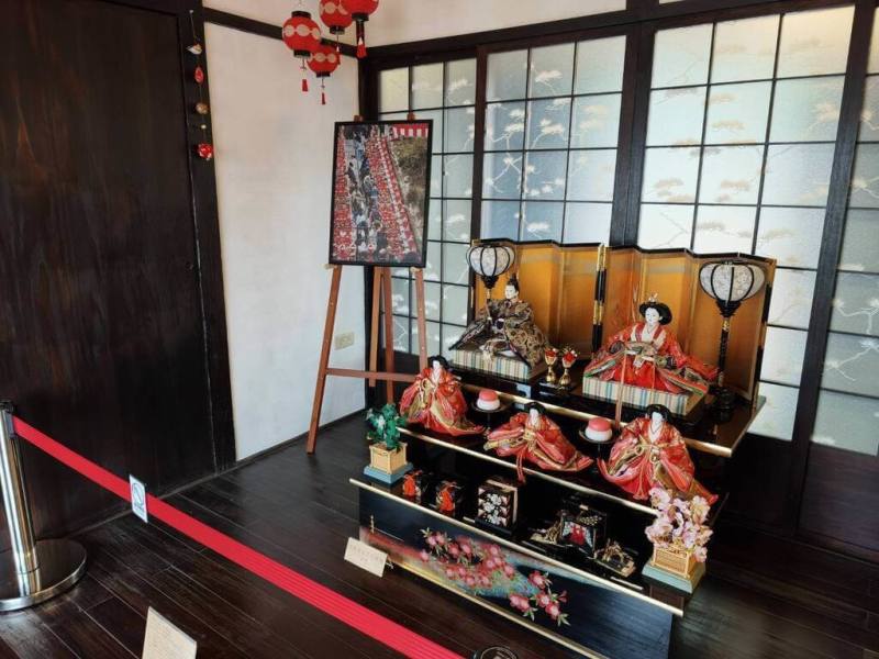 屏東縣潮州鎮與日本茨城縣大子町交流人偶文化，於潮州日式歷史建築文化園區舉行「大潮友好－茨城縣大子町雛人形特展」，9月1日開展。（潮州鎮公所提供）