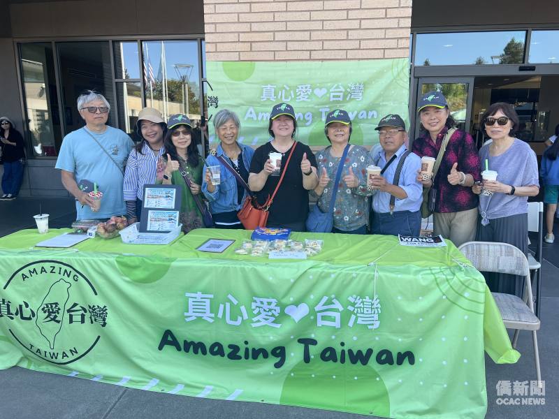 「真心愛臺灣」(Amazing Taiwan)會長高椿惠(中)推廣珍珠奶茶文化到庫比蒂諾市(Cupertino)社區。