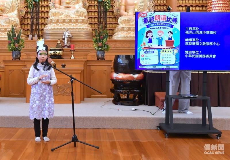 參賽學生以青蛙頭套和畫臉造型吸睛全場。