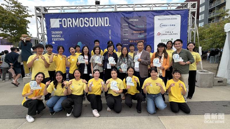 海外青年文化大使（FASCA）西雅圖分會學員與現場貴賓於2026 FORMOSOUND合影，並手持聲援臺灣參與世界衛生組織（WHO）及世界衛生大會（WHA）標語，向在地社會傳達「健康無國界」理念，支持臺灣有意義參與全球公共衛生體系。