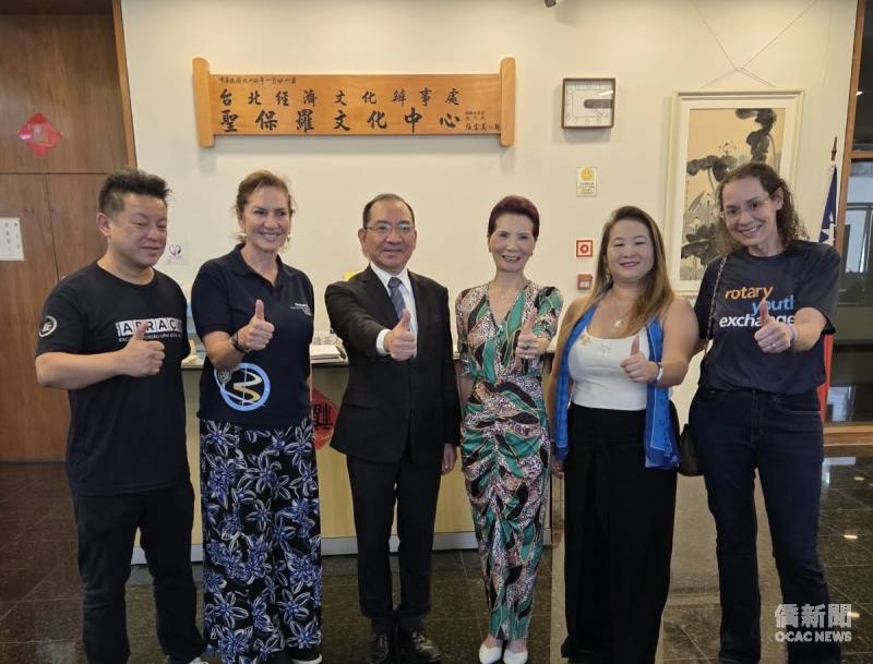 尤正才（左3）、巴西華人資訊網創辦人支黃秀莉（右3）、巴西扶輪社國際交流生執行總監 Patricia Flora（左2）、巴西臺灣國際扶輪社前會長林維廉（左1）一同合影。