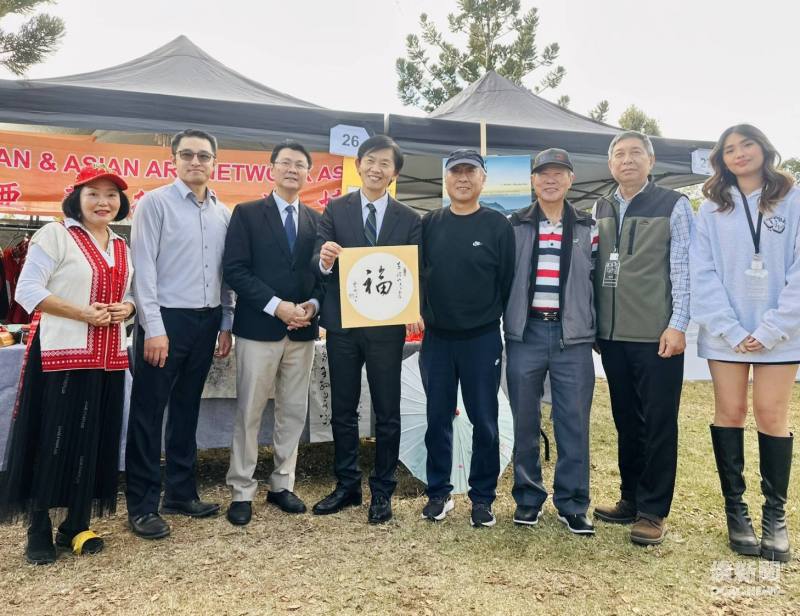 駐布里斯本辦事處處長范厚祿(左3)陪同臺南市副市長葉澤山(左4)參訪灣夜市臺僑社團文化攤位 (黃世花提供)