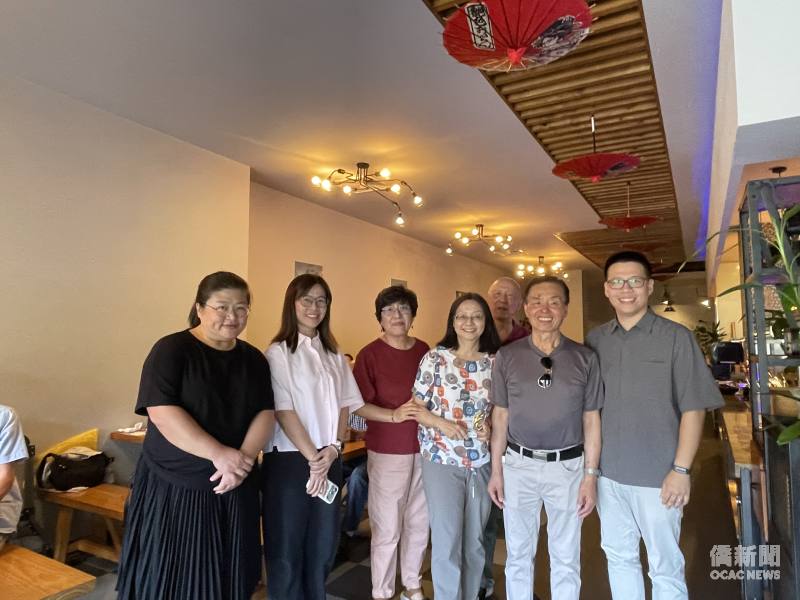 柏林德華婦女會會長陳思妤（左一）、中文學校校長劉桂蓮（左三）、劉國雄（後）、新任僑務秘書賴嘉昇（右一）合影