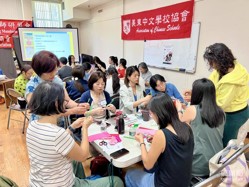 老師王月娥示範如何以吸管製作手工藝品