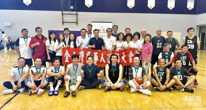 「2026年金山灣區華人運動大會籃球比賽」與會貴賓與優勝隊伍合影。（後排左四起） 金山灣區華人運動大會秘書長蘇蓓琳、執行顧問呂玉貞、金山灣區文教中心主任王偉讚、駐舊金山辦事處處長伍志翔、大會主任委員陳立恭及比賽召集人宋貞。（金山灣區華人運動大會提供）