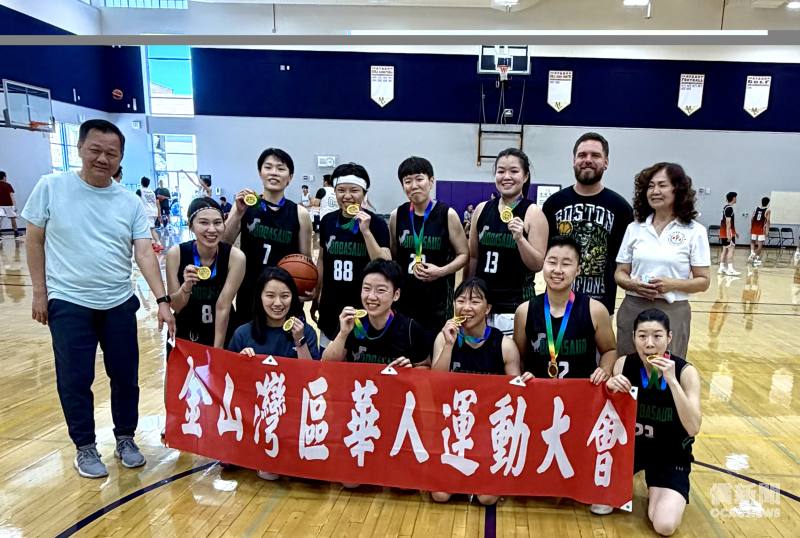 女子組優勝隊伍由宋貞（右一）頒發獎牌。（金山灣區華人運動大會提供）