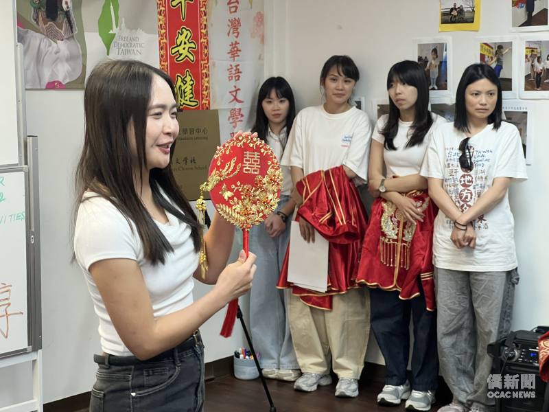 來自臺灣的現職教師朱微珊(左)分享臺灣婚禮民俗文化。