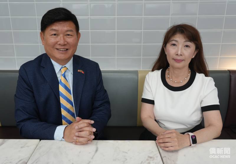 矽谷中文學校校長寇惠風（左）和樊淑美（右）期盼，透過分享市政專班的辦理經驗，勉勵全球TCML與當地市府展開合作，共同強化TCML在國際上的文化影響力與外交競爭力。