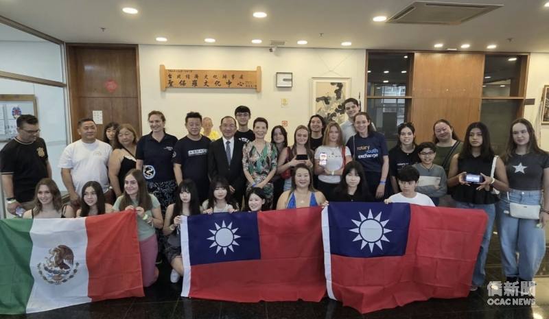 聖保羅文教中心主任尤正才（左6）和巴西扶輪社國際交流生一同合影。