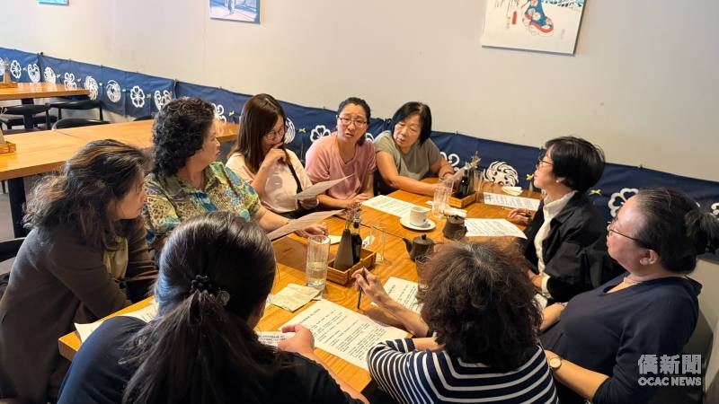 婦女會舉行防衛韌性講座暨會員大會，會員專心討論議題。照片提供：陳錦蘭
