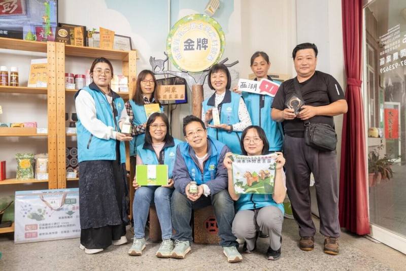 勞動部勞動力發展署2日指出，中秋節後接續教師節共有4天連假，發展署輔導的多元培力就業計畫及微創商家有推出許多特色商品和遊程，其中苗栗縣西湖鄉休閒產業發展協會以遊客服務中心為據點，整合湖東休閒農業區農場、農產與導覽資源，建立起地方共好網絡。（發展署提供）