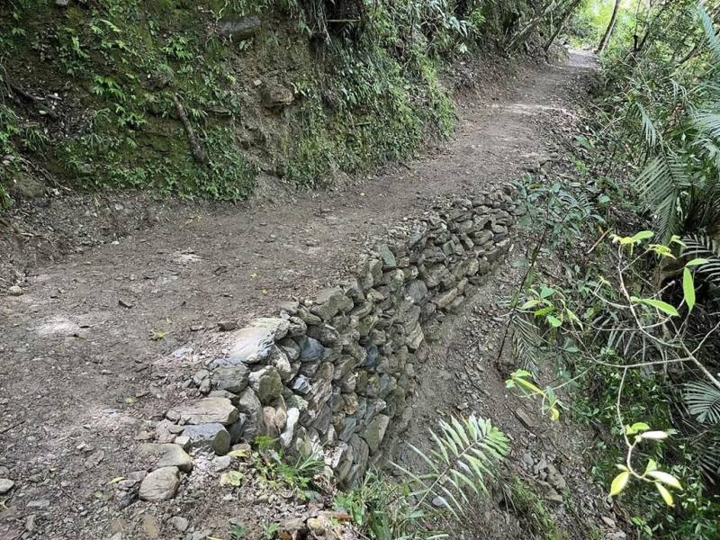 林保署花蓮分署推出「秋季限定－循步道入山林」系列活動，20日起將陸續登場，挑選4條特色路線，邀民眾認識土地與部落的故事。圖為步道以手作工法修復的砌石邊坡。（林業及自然保育署花蓮分署提供）