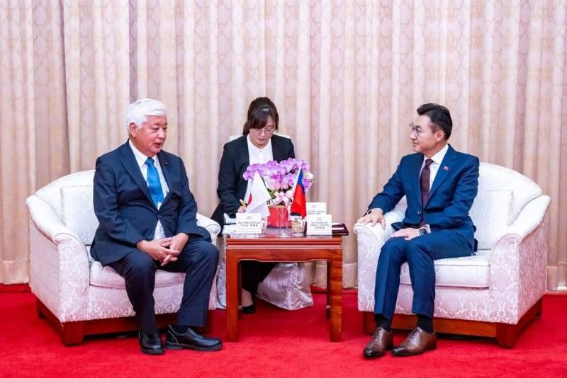立法院副院長江啟臣（右）8月31日下午，接見日本眾議員中谷元（左）一行。江啟臣說，中谷元多次重申台海和平穩定對國際社會安全與繁榮的重要性，持續以具體行動支持台灣，充分展現台日之間的深厚情誼。（立法院提供）