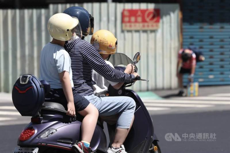國發會研究指出台灣人口結構2027年將迎來2大轉折，包括85歲以上超高齡人口超過50萬人、18歲大學入學年齡人口首次低於20萬人。圖為新北市蘆洲區家長以機車接送孩童。