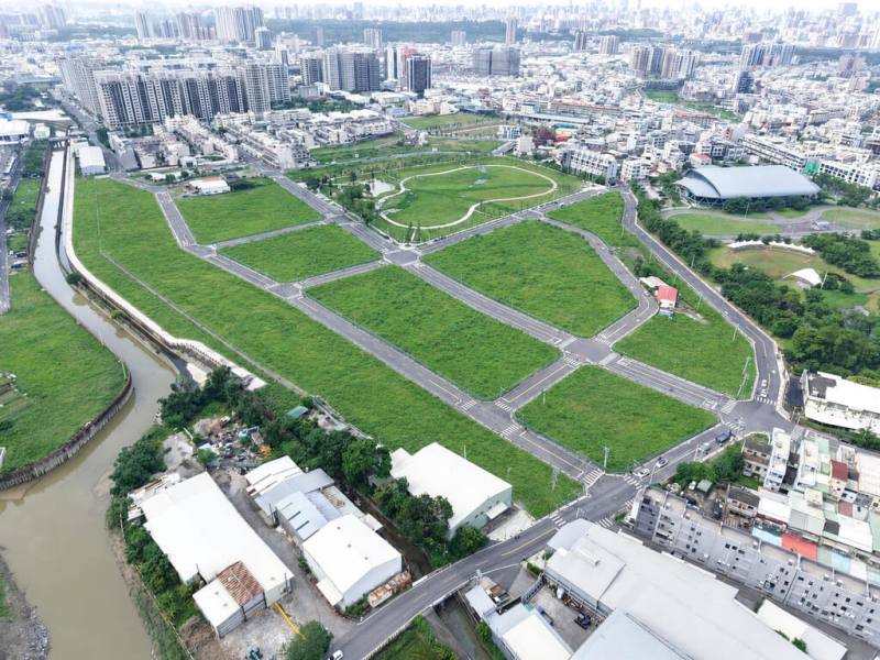 高雄市地政局2日公告2026年第3季開發區土地標售，共推出7標、9筆建地，標售土地涵蓋住宅、商業等不同使用分區，將於16日開標。（高雄市地政局提供）