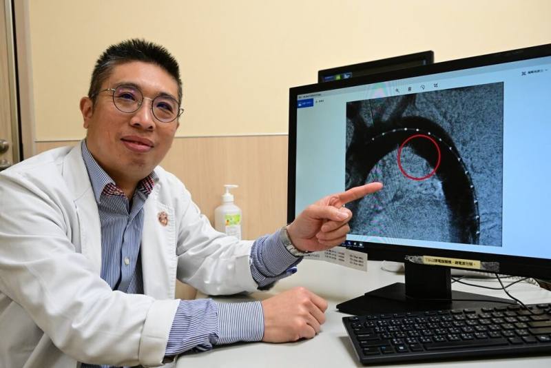 亞洲大學附屬醫院心臟外科主任劉殷佐指出，穿透性主動脈潰瘍平常難以察覺，民眾若有異狀，務必儘速就醫檢查。（亞大附醫提供）