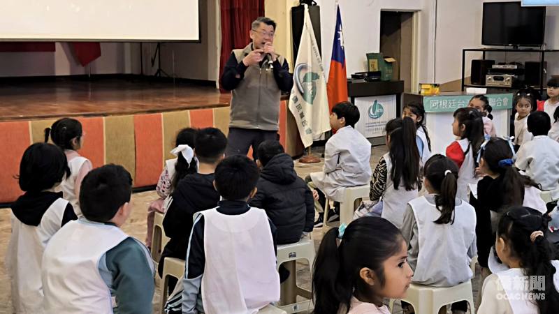 阿根廷臺灣僑民聯合會理事長洪瑞堂向到訪學生介紹僑聯會館，分享臺灣僑社在阿根廷的發展與傳承