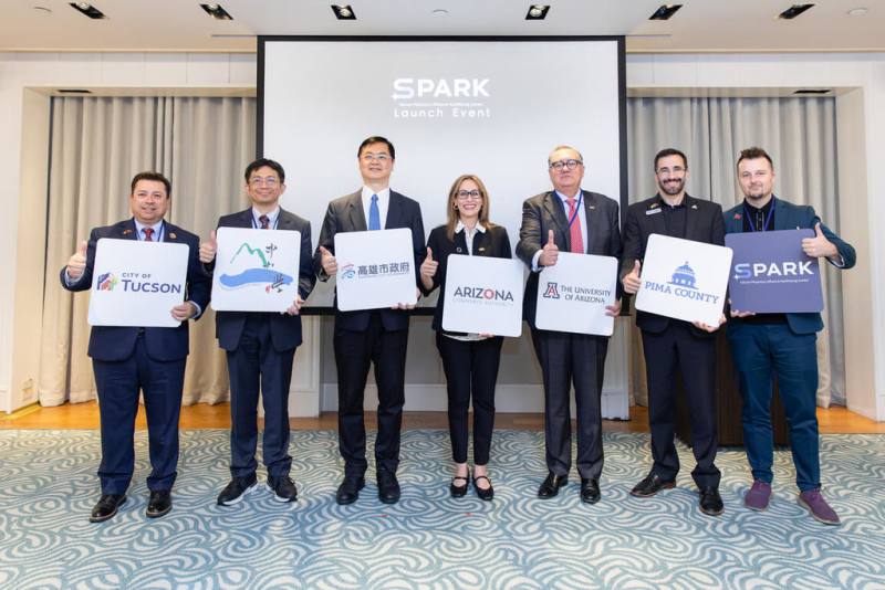 高雄市政府與美國亞利桑那州多個單位合作，1日成立「矽光子亞利桑那－高雄中心」（SPARK），未來將聚焦矽光子、先進封裝、人才培育及產學合作。（高雄市經發局提供）