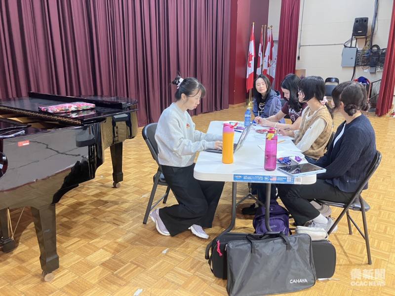 Jacq Teh 帶領Elena Yeang、Erica Yeh及Sabrina Lu共同創作歌曲及練習。