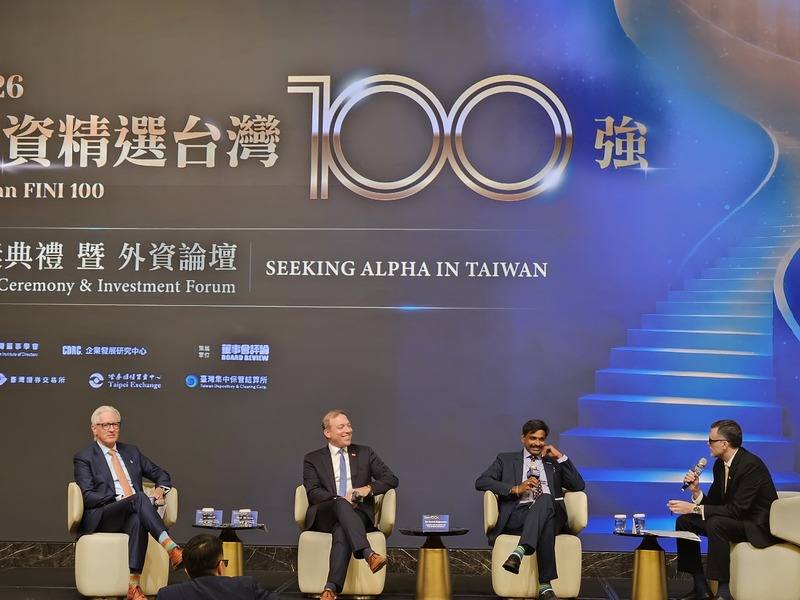 外資精選台灣100強頒獎典禮暨外資論壇2日登場，邀請3位跨國企業高階代表分享跨國企業深耕台灣的理由。圖為默克電子執行副總裁暨薄膜事業部主管冉紓睿（Surésh Rajaraman）（右2）、巴斯夫台灣董事長暨電子材料業務主管黎博曼（Jens Liebermann）（左2），均提到台灣半導體與科技供應鏈優勢。