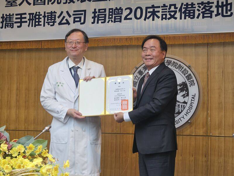 台大醫院加護病房導入自動翻身床墊，臨床證實人機協力後，不僅不會發生新的壓瘡風險，壓力性損傷發生率更由4.7%降至2.9%。台大醫院院長余忠仁（左）2日出席記者會。