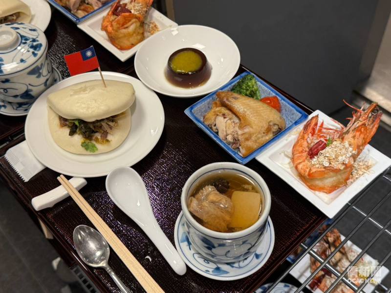 臺灣特色套餐，包含馬告麥片風沙蝦、火焰刺蔥手撕烤雞、勇士樹豆燉豚蹄排及鮮芒馬告冬瓜凍，展現臺灣多元飲食文化。