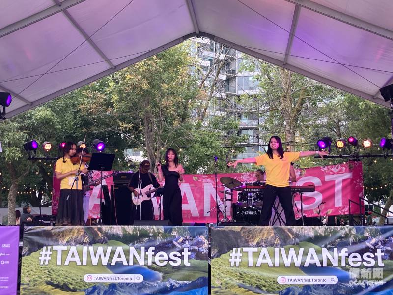 TAIWANfest音樂家Jacq Teh 與FASCA多倫多分會學員Elena Yeang及Erica Yeh共同演出自創歌曲。