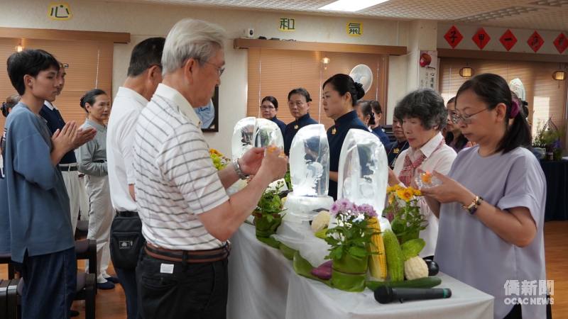 慈濟關西地區聯絡事務所舉行吉祥月祈福活動，進行獻燈儀式。