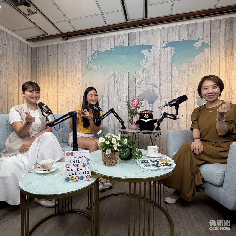 僑務委員會自製Podcast《今天僑什麼》首集邀請《媽媽老師俱樂部》YouTube頻道創辦人Nancy(中間)、「天天華語 TentenKid」創辦人Grace(左1)，與副委員長李姸慧(右1)一起分享海外育兒甘苦談。