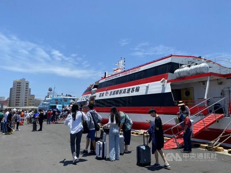觀光署平日國旅補助1日起上路，澎湖縣政府整合中央與地方資源，適時推出秋冬觀光「3箭齊發」，以「一年無限暢飛遊澎湖」、住宿獎助及獎勵會展旅遊，搭配豐富秋冬活動，來搶攻秋冬旅遊市場。