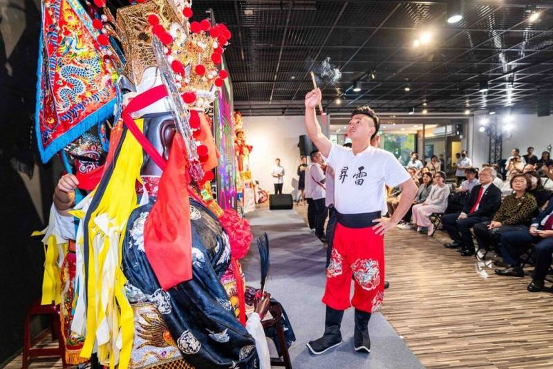 雷昇傳藝劇團9月11、12日將隨文總前往波蘭交流，執行總監王昇揚8月31日於行前記者會進行開場演出，向來賓展示傳統神將藝陣儀式與民俗工藝細節。（中華文化總會提供）