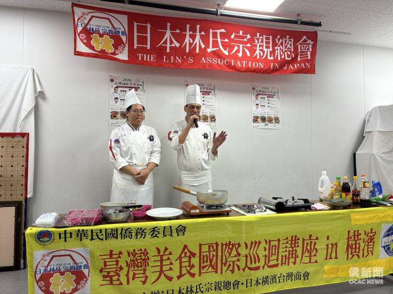 總料理長江信毅（右）及副料理長呂偉嵩（左）介紹臺灣料理。