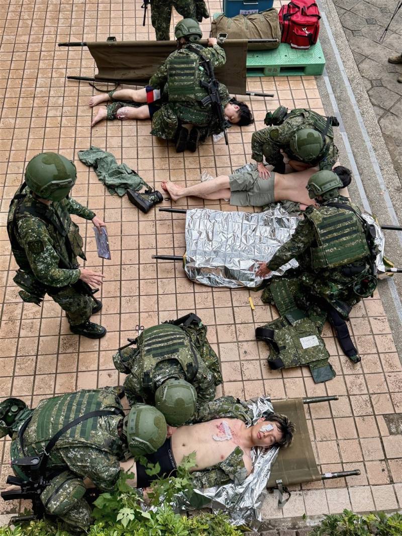 圖為北市後備旅戰傷救護演練。