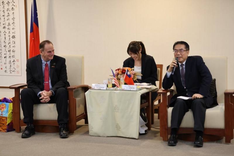 美國亞利桑那州錢德勒市長哈特基（Kevin Hartke）（左）8月31日拜會台南市長黃偉哲（右），雙方交換意見。（台南市政府提供）