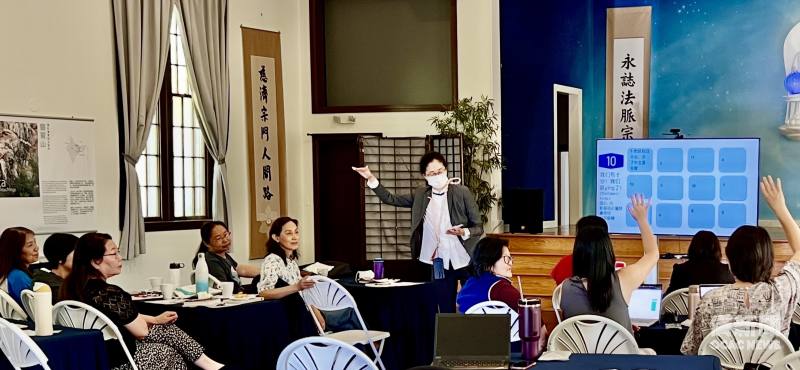 講師陳佳蓓帶領與會教師參與高效能課堂活動。